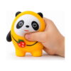 squishy-panda-portocaliu-2 Squishy panda portocaliu, o mână de copil strânge squishy-ul panda portocaliu, fața fiind deformată