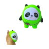 squishy-panda-verde Squishy panda verde, deschis cu față alb-neagră, vedere pe fundal alb, cu o inserție mică în care o mână ține jucăria
