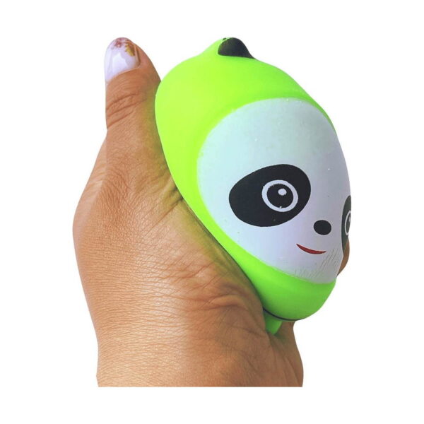 squishy-panda-verde-4 Squishy panda verde, o mână strânge squishy-ul panda verde, care se alungește lateral