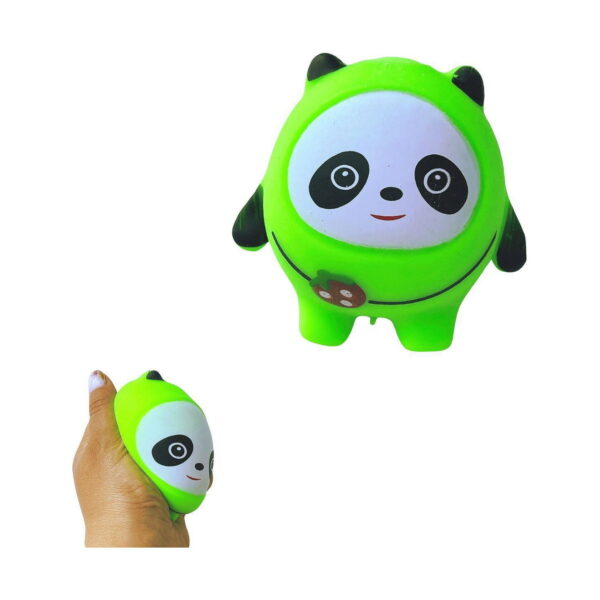 squishy-panda-verde Squishy panda verde, deschis cu față alb-neagră, vedere pe fundal alb, cu o inserție mică în care o mână ține jucăria