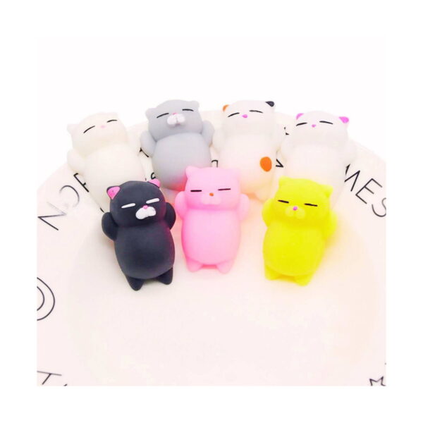 squishy-pisicuta-alb-2 Squishy pisicuță, opt pisicuțe squishy în alb, gri, negru, roz și galben, așezate pe o farfurie