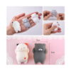 squishy-pisicuta-alb-4 Squishy pisicuță, colaj: mâini care țin și apasă pisicuțe squishy albe și gri