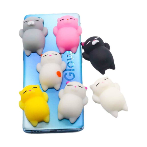 squishy-pisicuta-alb-5 Squishy pisicuță, opt pisicuțe squishy colorate așezate pe un telefon albastru
