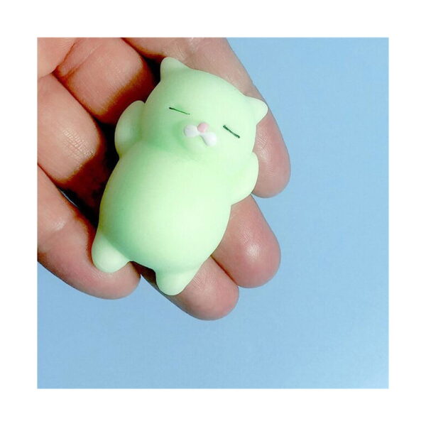 squishy-pisicuta-alb-7 Squishy pisicuță, verde deschis, strânsă în mână, pe fundal albastru