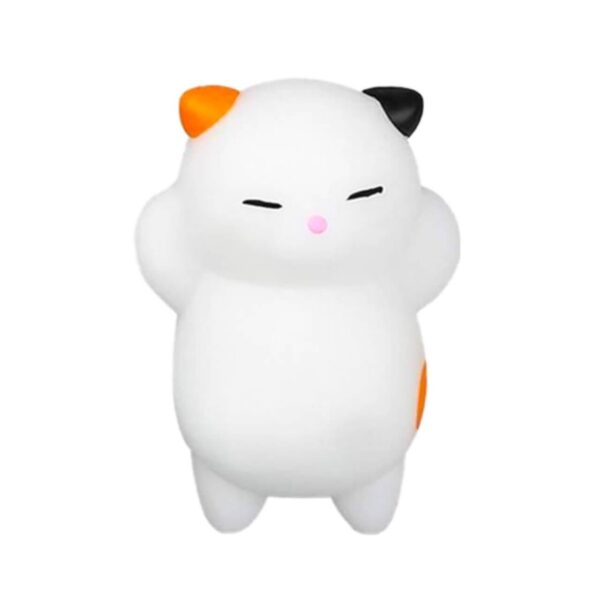 Скуиши Коте Squishy pisicuță, squishy albă din silicon, cu o urechiușă portocalie și una neagră, pată portocalie pe corp, ochii închiși